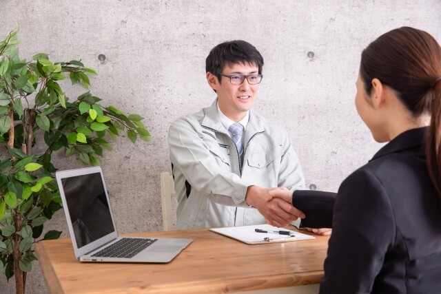 ビジネス契約を結ぶ二人の人物