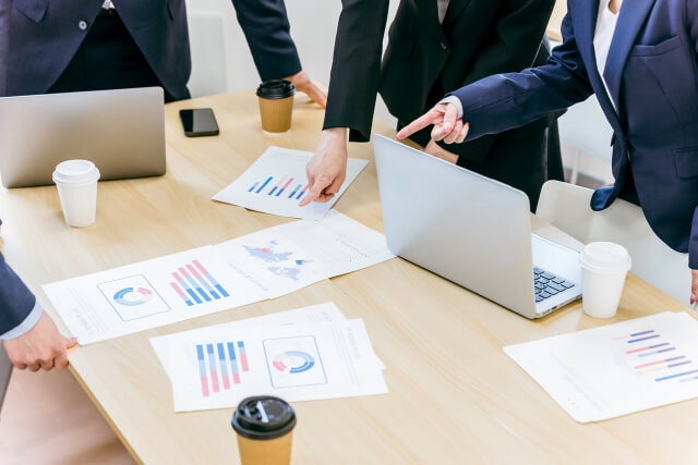 会議中のビジネスプラン策定作業