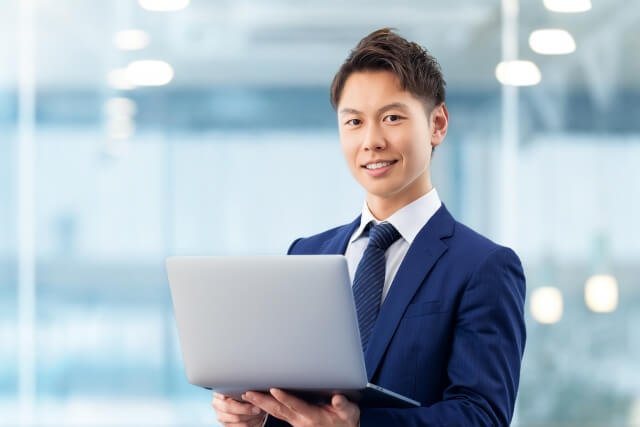 ノートパソコンを持つ男性のビジネスマン