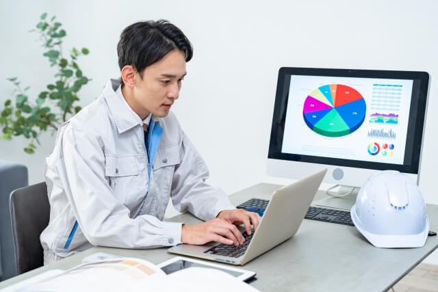 ノートパソコンでデータ分析する男性