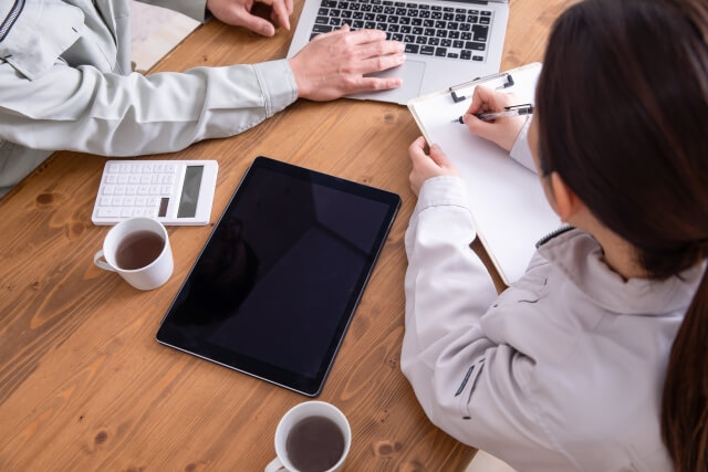 共同作業をするデザイナー二人