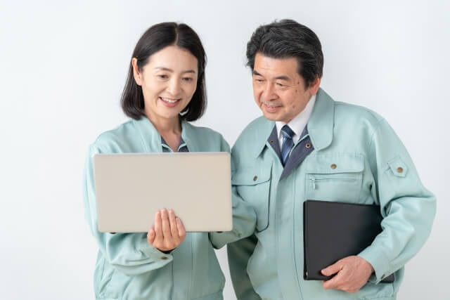 仕事をしている二人の技術者