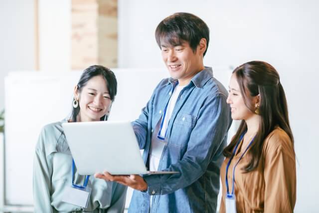 ノートパソコンを共有する若者たち