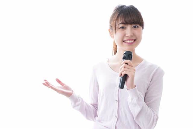 スピーチをする若い女性